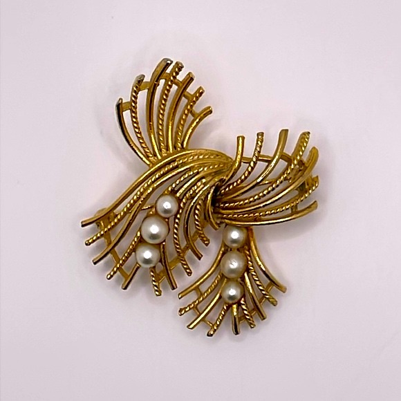 Lisner Signed Vintage Textured Gold Tone Faux Pearl Pin Brooch 25$